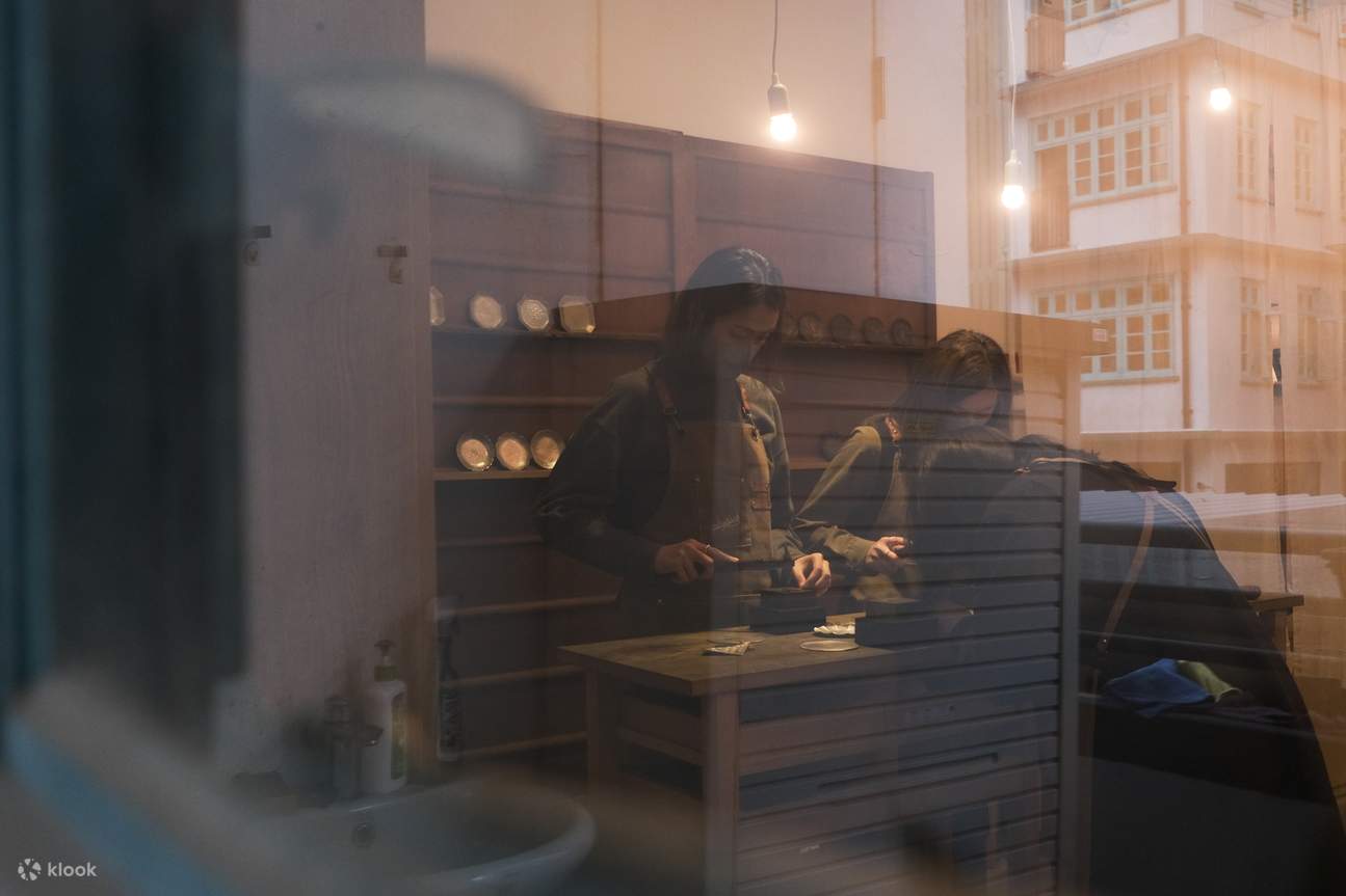 Taller de portainciensos de teñido de cobre.